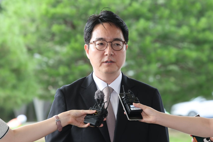 사의를 표명한 심우정 검찰총장이 2일 서울 서초구 대검찰청으로 출근하며 취재진의 질의에 답변하고 있다. / 뉴스1