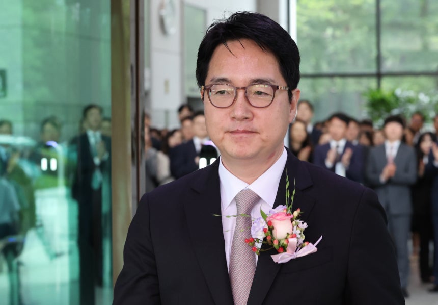 심우정 검찰총장이 2일 서울 서초구 대검찰청에서 퇴임식을 마친 뒤 청사를 나서고 있다. / 연합뉴스