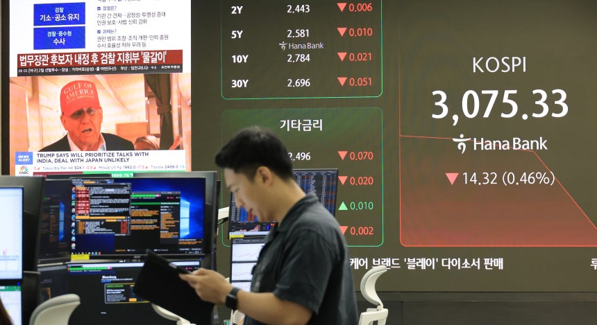 2일 서울 중구 하나은행 본점에서 직원들이 증시와 환율을 모니터하고 있다. 이날 코스피지수는 전장보다 5.83포인트(0.19%) 내린 3083.82로 출발한 뒤 약세를 나타내고 있다.  /연합뉴스