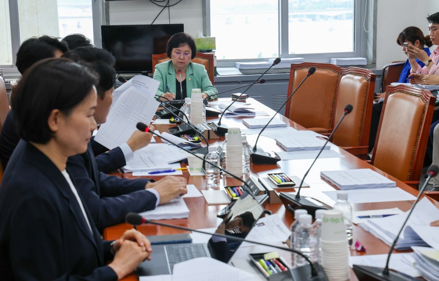 국회 과학기술정보방송통신위원회 정보통신방송법안심사소위원장인 김현 더불어민주당 간사가 2일 오후 서울 여의도 국회에서 국민의힘 불참 속 방송 3법 논의를 위해 제426회국회(임시회) 제2차 법안심사소위 회의를 주재하고