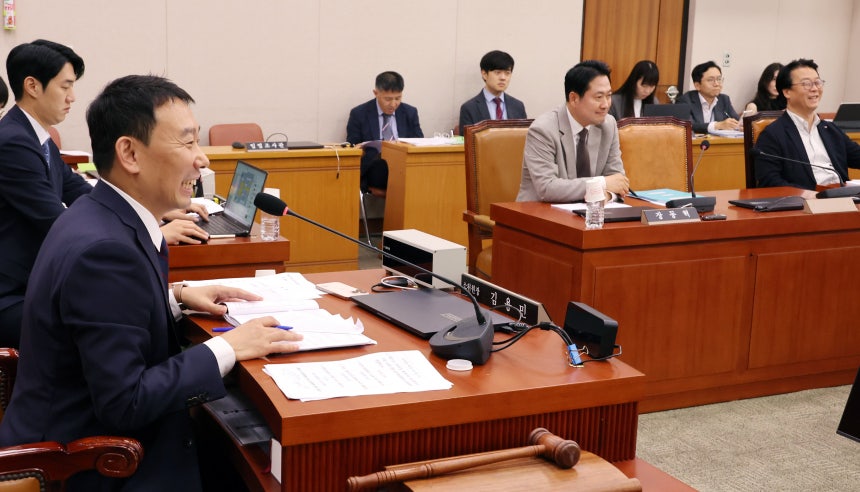 2일 서울 여의도 국회에서 여야의 상법개정안 처리 합의 이후 열린 법안심사제1소위원회의에서 김용민 소위원장과 위원들이 안건 처리에 앞서 밝은 표정으로 대화하고 있다. 2025.7.2/연합뉴스 