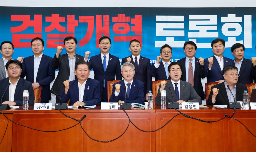 2일 오후 서울 여의도 국회에서 열린 검찰개혁 토론회에서 참석자들이 기념 촬영하고 있다. 앞줄 왼쪽부터 유승익 교수, 정청래, 민형배, 박찬대 더불어민주당 의원, 김필성 변호사. /뉴스1 