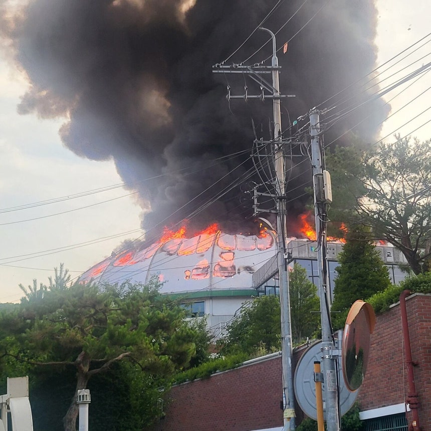 2일 오후 경기도 구리시 교문동 새음교회에 화재가 발생해 소방대원들이 화재를 진압하고 있다. /경기북부소방재난본부 제공.