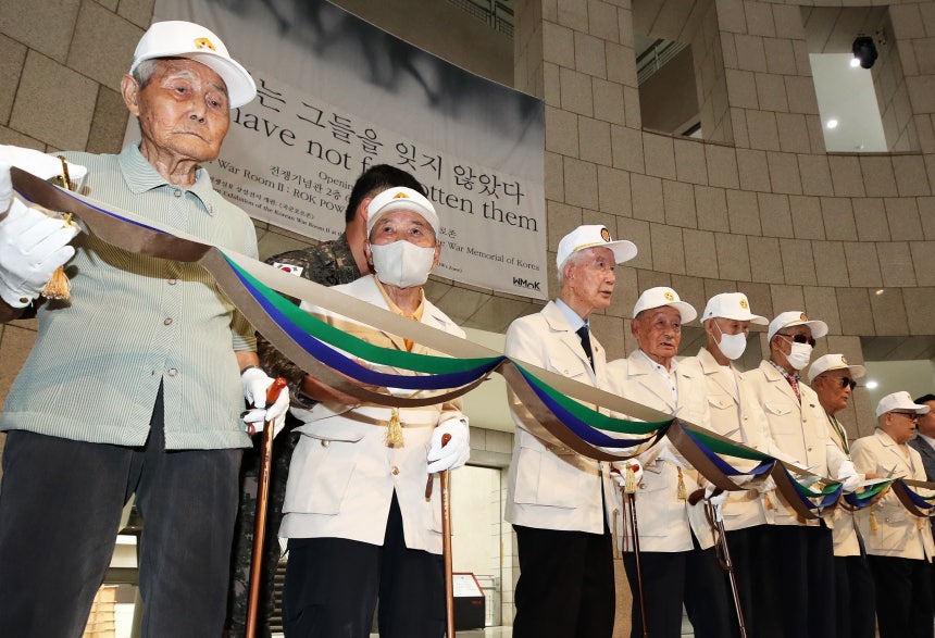 지난 20일 오후 서울 용산구 전쟁기념관 중앙홀에서 열린 '우리는 그들을 잊지 않았다' 국군포로존 개막식에서 유영복 옹을 비롯한 국군포로 유공자들이 리본 커팅을 하고 있다. /뉴스1