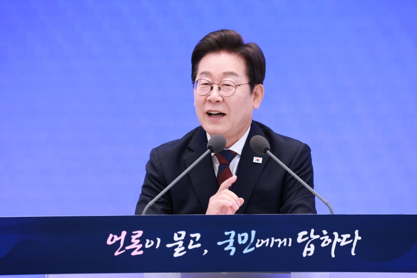 이재명 대통령이 3일 청와대 영빈관에서 열린 '대통령의 30일, 언론이 묻고 국민에게 답하다' 기자회견에서 발언하고 있다.  /연합뉴스