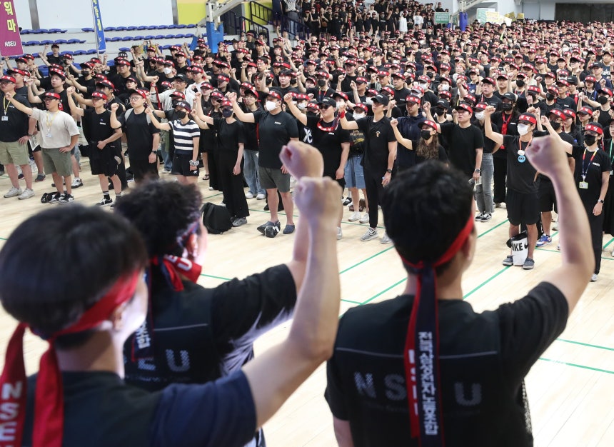 (용인=뉴스1) 김영운 기자 = 전국삼성전자노동조합 조합원들이 22일 오전 경기 용인시 기흥구 삼성세미콘스포렉스에서 열린 총파업 승리궐기대회에서 구호를 외치고 있다. 2024.7.22/뉴스1