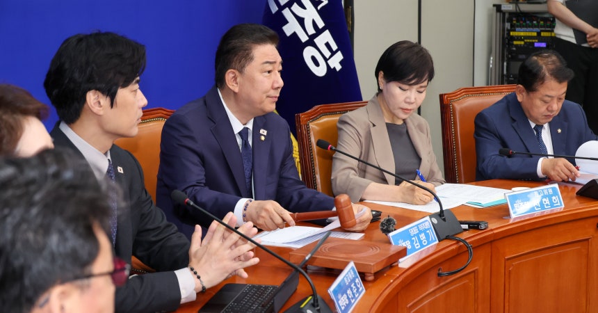 김병기 더불어민주당 대표 직무대행 겸 원내대표(오른쪽에서 세 번째)가 4일 오전 서울 여의도 국회에서 열린 최고위원회의에 참석해 개의를 선언하고 있다. /뉴스1 