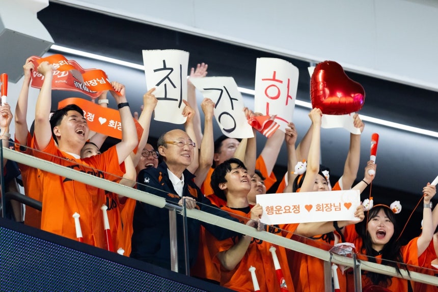 3일 대전 한화생명 볼파크를 방문한 김승연 한화그룹 회장과 임직원. /한화그룹 제공