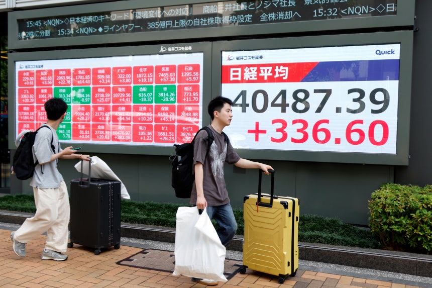지난달 30일 일본 도쿄에서 관광객들이 캐리어를 끌고걸어가고 있다. /EPA 연합뉴스