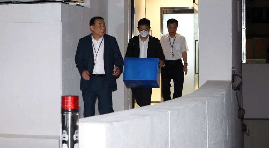 윤석열 전 대통령 배우자인 김건희 여사 의혹을 수사하는 민중기 특별검사팀이 3일 오후 서울 종로구 삼부토건 본사에서 압수수색을 마친 후 압수품이 담긴 박스를 들고 사무실을 나서고 있다. / 뉴스1