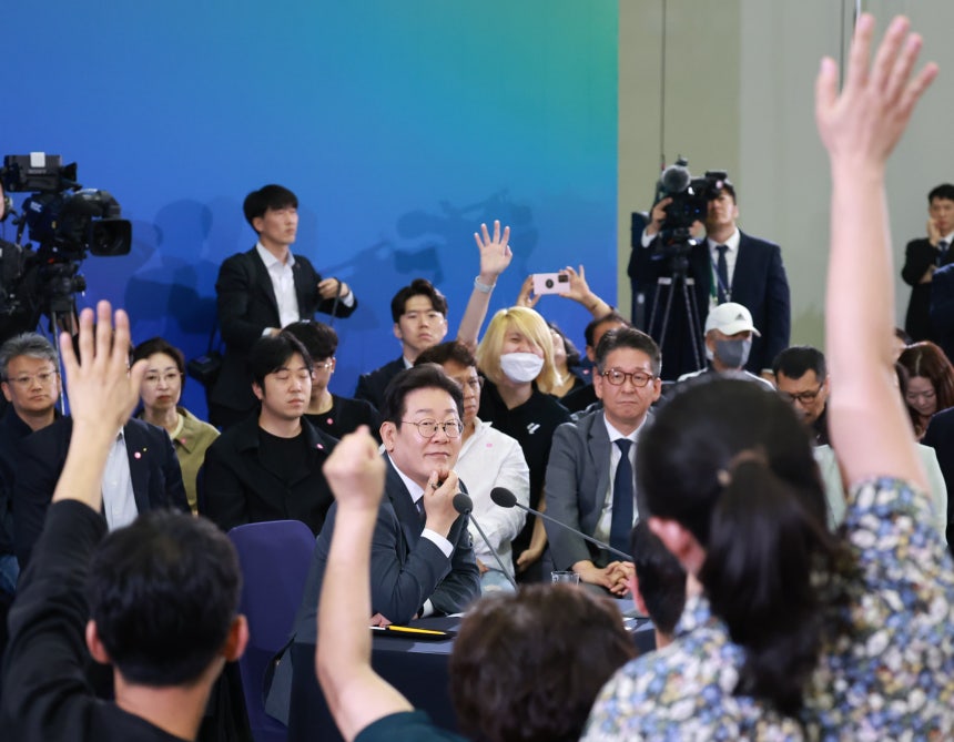 이재명 대통령이 4일 대전컨벤션센터에서 타운홀 미팅 형식으로 진행한 '국민소통 행보 2탄, 충청의 마음을 듣다' 간담회에서 시민들의 질문을 받고 있다. /연합뉴스