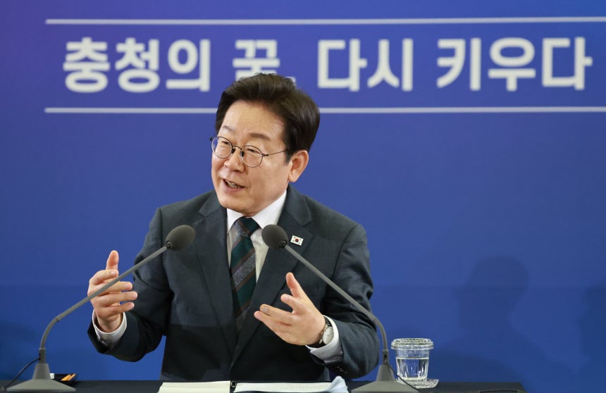 이재명 대통령이 4일 대전컨벤션센터에서 타운홀 미팅 형식으로 열린 '국민소통 행보 2탄, 충청의 마음을 듣다'에서 발언하고 있다. /연합뉴스