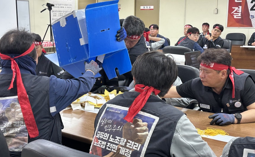 (울산=뉴스1) 조민주 기자 = 4일 울산시 동구 HD현대중공업 노동조합 지부 대회의실에서 파업 찬반투표 개표가 진행되고 있다.  투표 결과 전체 조합원 7539명 중 5050명(66.96%)이 투표에 참여해 이 중