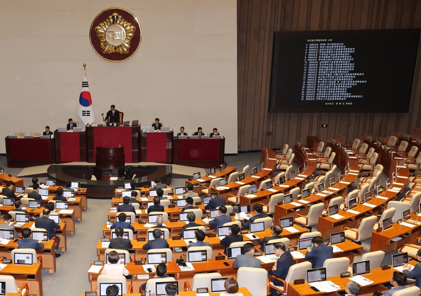 우원식 국회의장이 4일 국회 본회의에서 2025년도 제2회 추가경정예산안을 상정하고 있다. /연합뉴스 