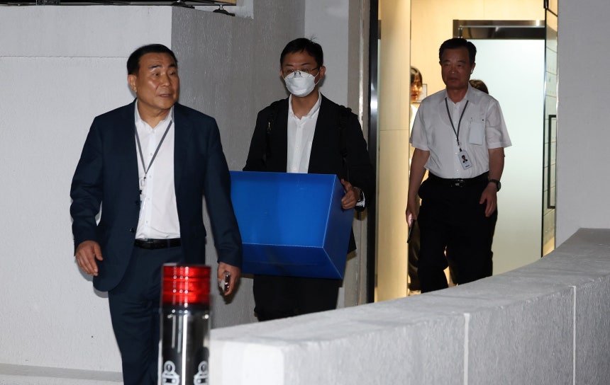 윤석열 전 대통령 배우자인 김건희 여사 의혹을 수사하는 민중기 특별검사팀이 3일 오후 서울 종로구 삼부토건 본사에서 압수수색을 마친 후 압수품이 담긴 박스를 들고 사무실을 나서고 있다. (공동취재) 2025.7.3/
