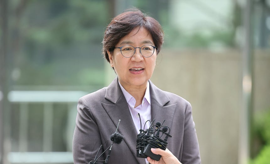 정은경 보건복지부 장관 후보자가 30일 오전 서울 중구 소월로 T타워에 마련된 인사청문회 준비 사무실로 출근하며 취재진의 질문에 답변하고 있다. /뉴스1