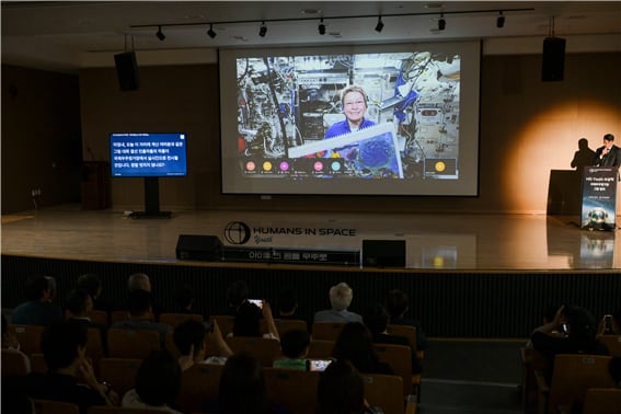 국제우주정거장(ISS)에서 한국 학생들의 그림이 소개되고 있다./한국과학창의재단