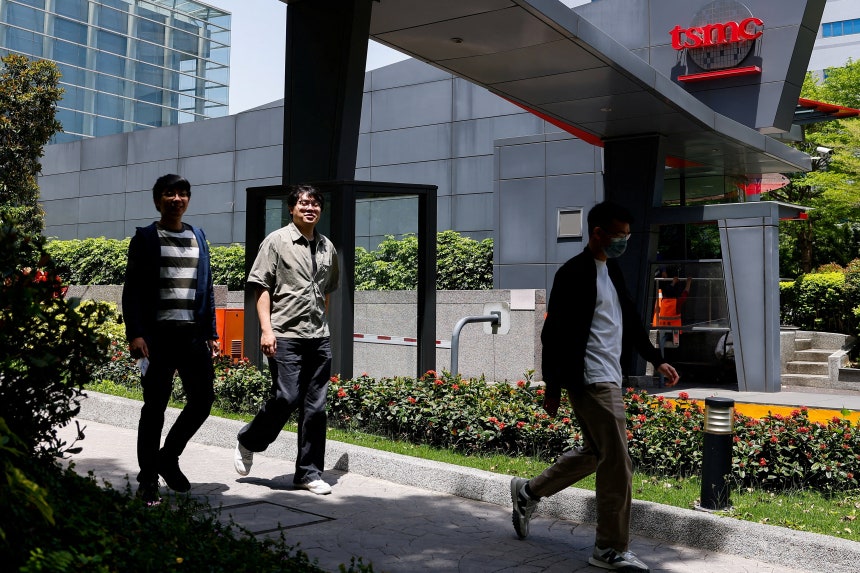 대만 신주 과학단지에 있는 TSMC 본사 앞을 직원들이 지나가고 있다./로이터연합뉴스 