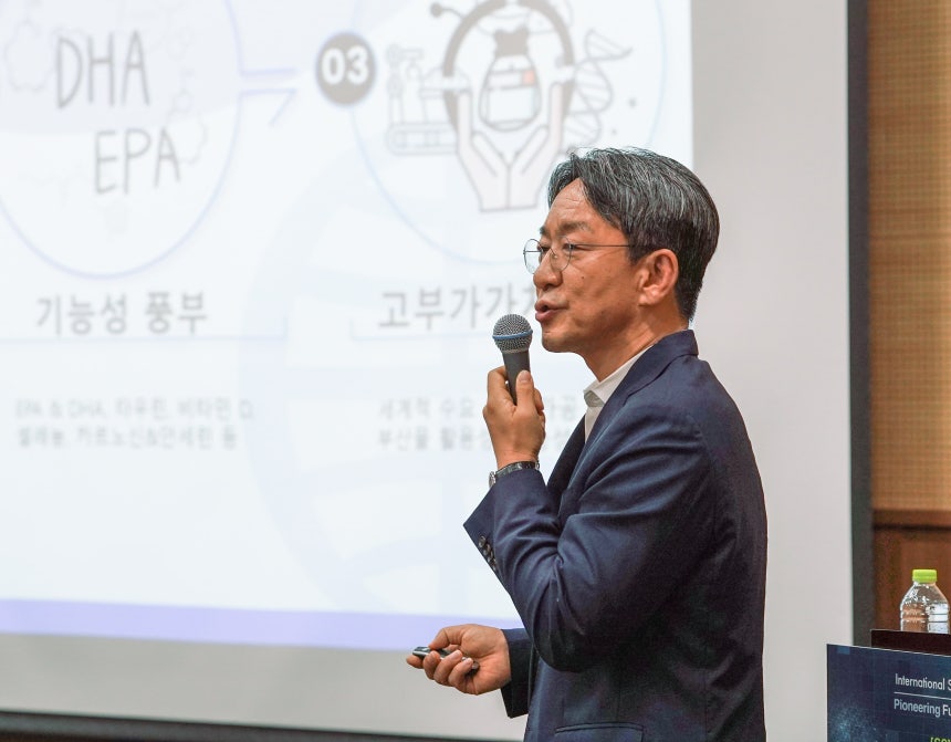 이기웅 동원F&B 식품연구원장이 지난 4일 광주 김대중컨벤션센터에서 열린 ‘2025 한국식품과학회 국제학술대회’에서 발표하고 있다./동원F&B 제공