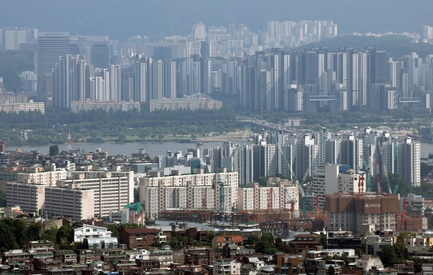 지난 3일 서울 중구 남산에서 바라본 강남 일대 아파트 단지 모습./뉴스1