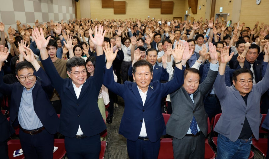정청래 더불어민주당 당대표 후보(앞줄 가운데)가 6일 광주 김대중컨벤션센터'에서 열린 '국민이 지키는 나라' 북콘서트에서 승리를 다짐하고 있다. /뉴스1 