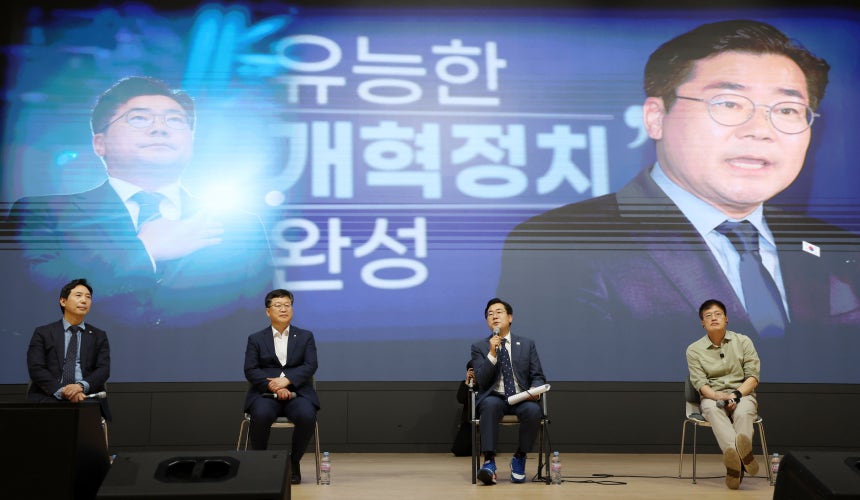 더불어민주당 당대표 선거에 출마한 박찬대 의원이 지난 5일 전북 전주시 전주대학교 JJ아트홀에서 열린 당찬대 원팀 토크콘서트에서 발언을 하고 있다. /뉴스1 