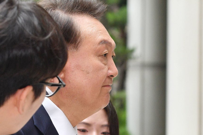 윤석열 전 대통령이 3일 서울 서초구 서울중앙지방법원에서 열린 우두머리 혐의·직권남용 권리행사 방해 혐의 사건 9차 공판에 출석하고 있다./뉴스1