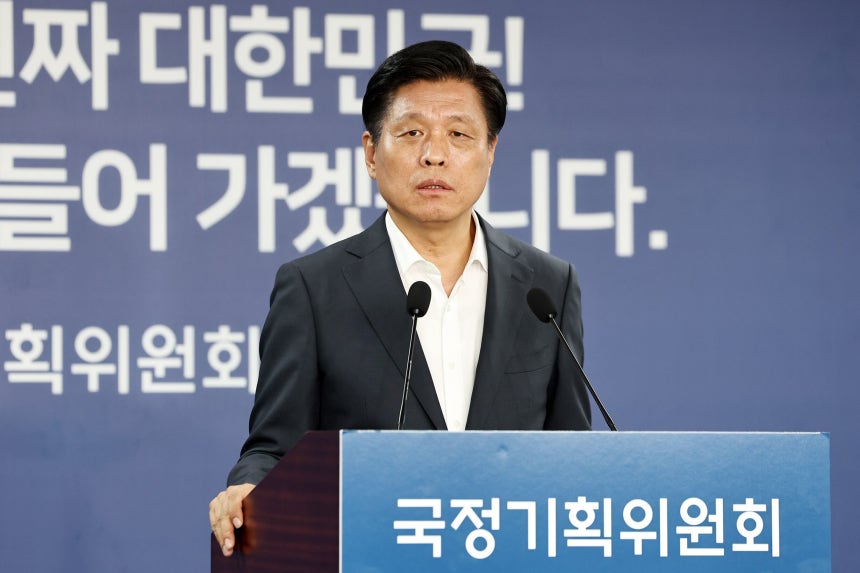 조승래 국정기획위원회 대변인이 6일 서울 종로구 정부서울청사 창성동 별관 국정기획위에서 '모두의 광장' AI기능 탑재 시연 브리핑을 하고 있다. /뉴스1 