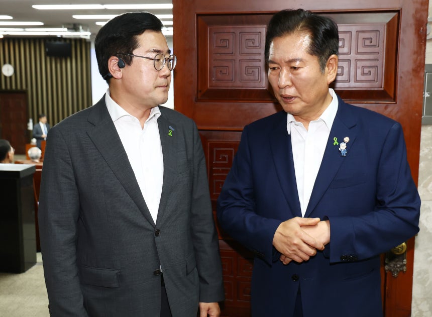 더불어민주당 당 대표 후보자인 박찬대·정청래 의원이 지난 3일 서울 여의도 국회에서 열린 비공개 의원총회에 참석하며 대화하고 있다. /뉴스1