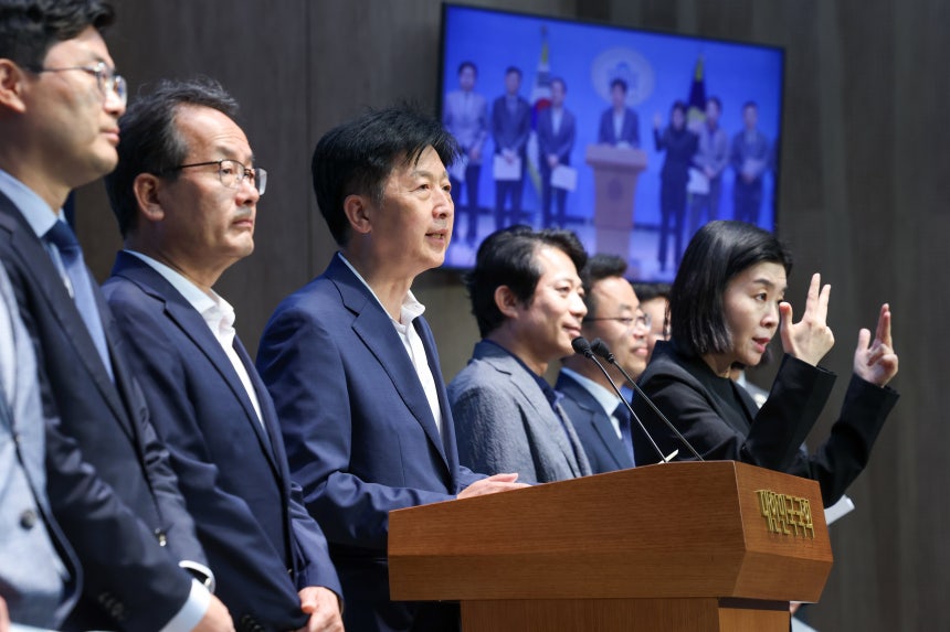 오기형 더불어민주당 대한민국 주식시장 활성화 TF 단장을 비롯한 의원들이 5일 서울 여의도 국회 소통관에서 상법 개정안 재추진 관련 기자회견을 하고 있다./뉴스1