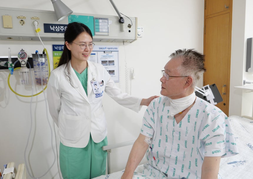 (왼쪽부터) 박샘이나 서울대병원 심장혈관흉부외과 교수와 로봇 폐이식 수술을 받은 윤병섭 환자. /서울대병원