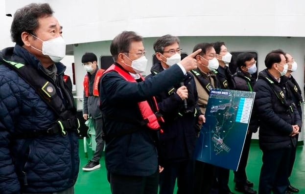 문재인 전 대통령이 2021년 2월 25일 부산에서 열린 ‘동남권 메가시티 구축 전략 보고’에 참석한 뒤 가덕도신공항 예정지를 선상 시찰하고 있다./뉴시스 