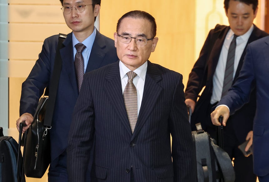 위성락 국가안보실장이 6일 오전 인천국제공항을 통해 미국으로 출국하고 있다. 위성락 실장은 미국 측 인사들과 관세 등 현안 관련 논의에 나설 계획이다. /뉴스1