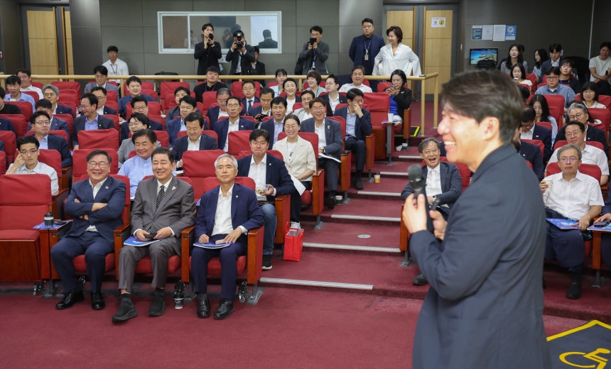 더불어민주당 연구모임 '경제는 민주당' 소속 의원들이 8일 서울 여의도 국회의원회관에서 '코스피 5000시대 실현을 위해 민주당이 할 일'을 주제로 이광수 광수네복덕방 대표 강의를 듣고 있다. /뉴스1 