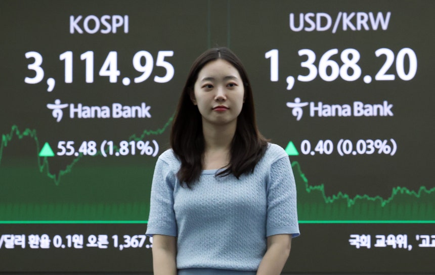 코스피가 미국발 관세 위협을 뚫고 다시 3100선을 회복한 8일 오후 서울 중구 하나은행 본점 딜링룸 전광판에 코스피 종가가 표시되고 있다. 이날 코스피는 전 거래일 대비 55.48포인트(1.81%) 상승한 3114