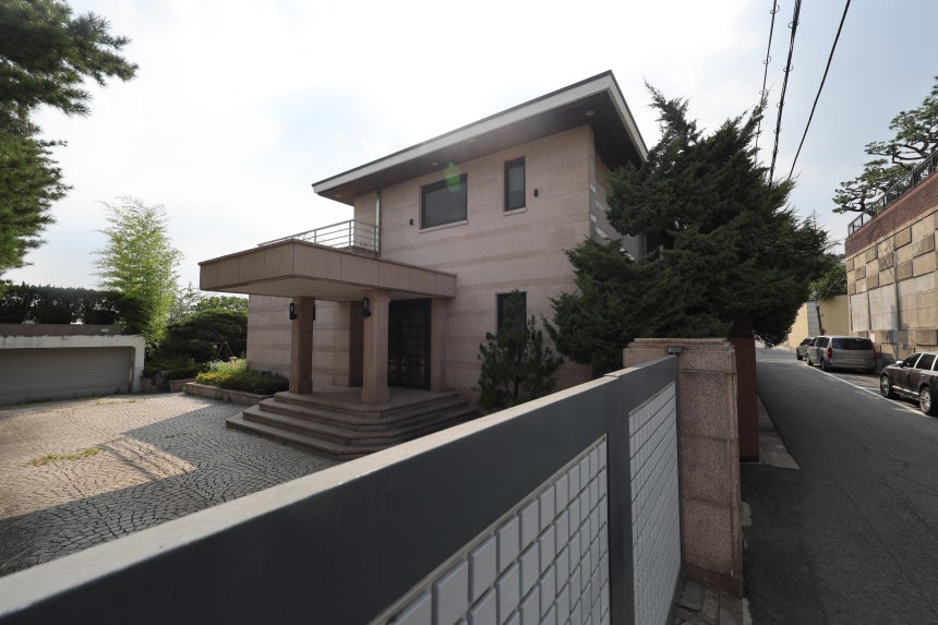 고(故) 이건희 삼성 선대회장이 별세하면서 삼성 일가에 상속된 서울 용산구 이태원동 단독주택이 최근 228억원에 매각된 것으로 알려졌다. 1976년에 지어진 이 주택은 연면적 496.92㎡, 대지면적 1073.1㎡에