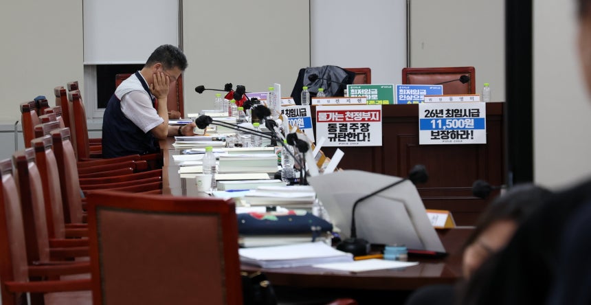 8일 세종시 정부세종청사 고용노동부에서 열린 최저임금위원회 제10차 전원회의가 열렸다. 사진은 정회 중 생각에 잠긴 근로자 측 위원의 모습. /뉴스1