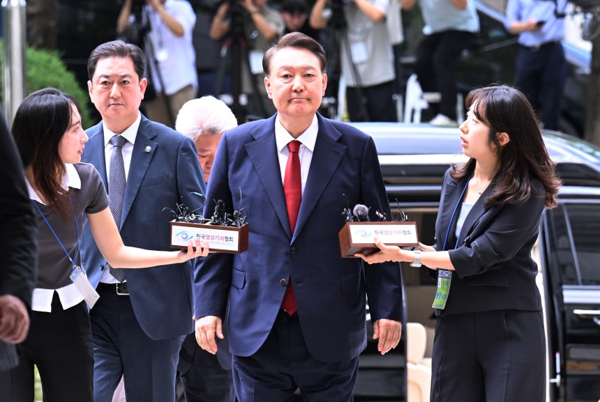 윤석열 전 대통령이 9일 서울 서초구 서울중앙지법에서 열린 영장실질심사에 취재진의 질문을 받으며 출석하고 있다. /연합뉴스