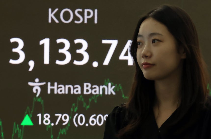 코스피가 관세불확실성에도 사흘 연속 상승한 9일 오후 서울 중구 하나은행 본점 딜링룸 전광판에 증시가 표시되고 있다./뉴스1