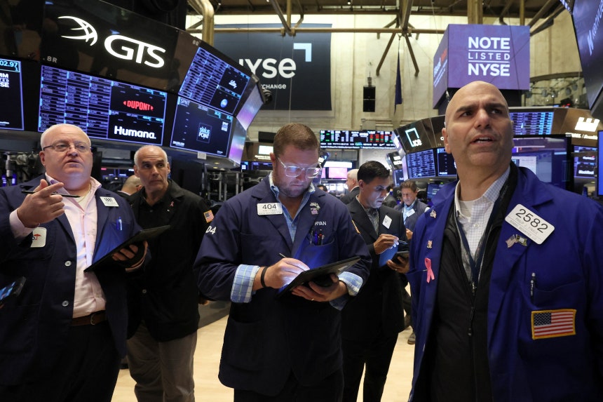미국 뉴욕증권거래소(NYSE)에서 트레이더들이 업무를 보고 있다. / 로이터연합뉴스