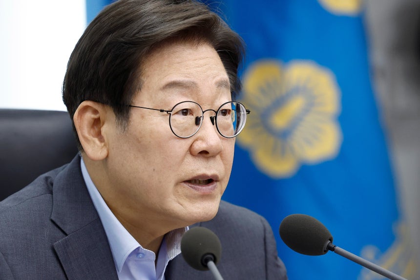 이재명 대통령이 10일 서울 용산 대통령실 청사에서 열린 3차 수석·보좌관 회의에서 발언하고 있다. /대통령실통신사진기자단