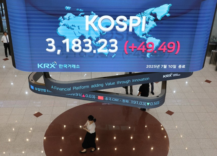 코스피지수가 연일 연고점을 경신한 10일 서울 여의도 한국거래소 전광판에 코스피지수가 표시돼 있다. /연합뉴스