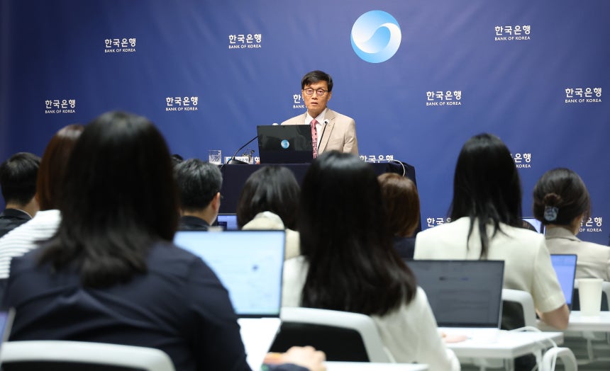 이창용 한국은행 총재가 10일 오전 서울 중구 한국은행에서 열린 통화정책방향 기자간담회에서 발언을 하고 있다. /뉴스1