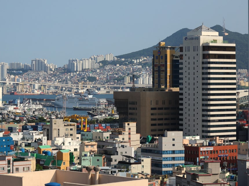 해양수산부는 10일 이전 청사로 부산시 동구에 있는 IM빌딩과 협성타워 두 곳을 임차해 사용하기로 결정했다고 밝혔다. 사진은 해양수산부가 임차하기로 한 IM빌딩(오른쪽 흰색건물)과 협성타워(왼쪽). /연합뉴스