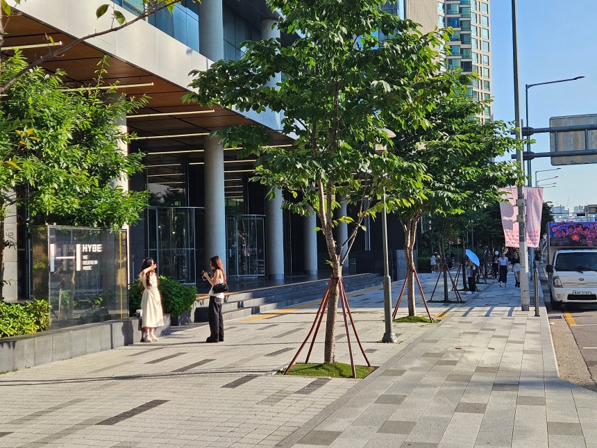 [정보/소식] [현장+] "BTS 컴백하는데”…방시혁 오너 리스크에 흔들리는 하이브 | 인스티즈