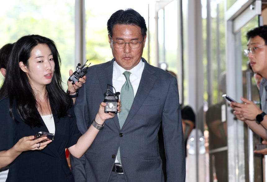 직권남용 권리행사 방해 혐의를 받는 김태효 국가안보실 1차장이 11일 오후 서울 서초구 순직해병 특검 사무실에서 피의자 신분으로 조사를 받기 위해 출석하고 있다. /뉴스1