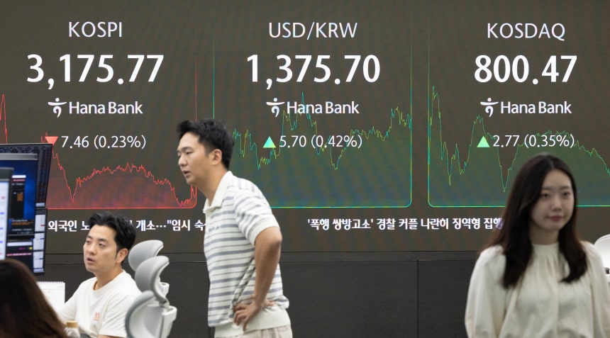 11일 오후 서울 중구 하나은행 본점 딜링룸 전광판에 종가가 표시돼 있다. /뉴스1