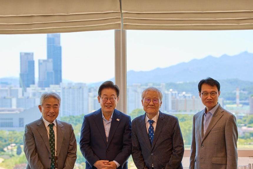 이재명 대통령이 11일 서울 용산 대통령실 청사에서 열린 언론인 오찬 회동에서 참석자들과 함께 기념촬영을 하고 있다. 왼쪽부터 정규재 전 한국경제신문 주필, 이 대통령, 조갑제 전 월간조선 편집장, 이규연 홍보소통수