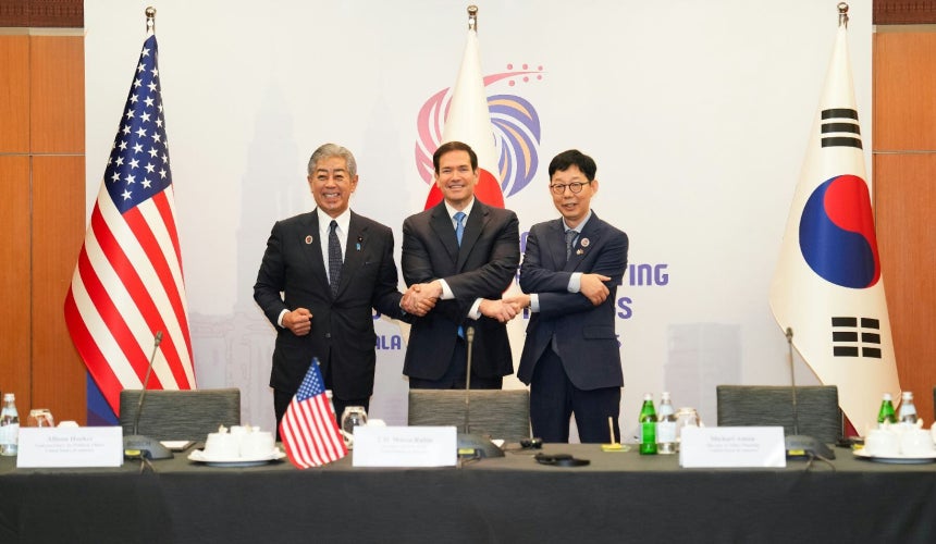 한미일 3국은 말레이시아 쿠알라룸푸르에서 11일 오전 외교장관회의을 개최했다. 사진은 회의에 앞서 악수하는 박윤주 외교부 제1차관(오른쪽)과 마코 루비오 미국 국무장관(가운데), 이와야 다케시 일본 외무상의 모습. 