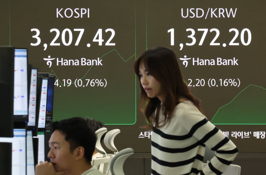 코스피가 3년 10개월 만에 3200선 회복한 지난 11일 오전 서울 중구 하나은행 딜링룸에 코스피와 원달러환율이 표시되고 있다. 코스피 3200선 돌파는 지난 2021년 9월 6일(장중 3206.25) 이후 약 3